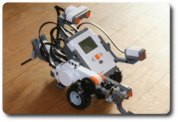 Roboter eines LEGO-Mindstorm-NXT-Projektes (Bild © Eirik Refsda – Wikimedia Commons) Roboter eines LEGO-Mindstorm-NXT-Projektes (Bild © Eirik Refsda – Wikimedia Commons)